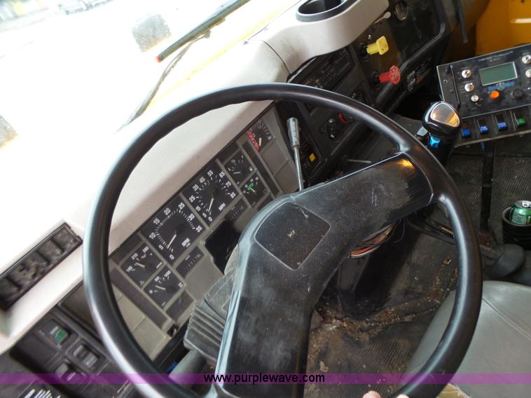 image for item L6074 2000 International F4900 dump truck