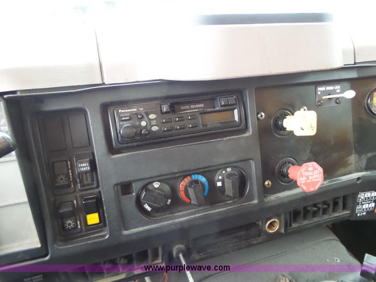 image for item L6074 2000 International F4900 dump truck