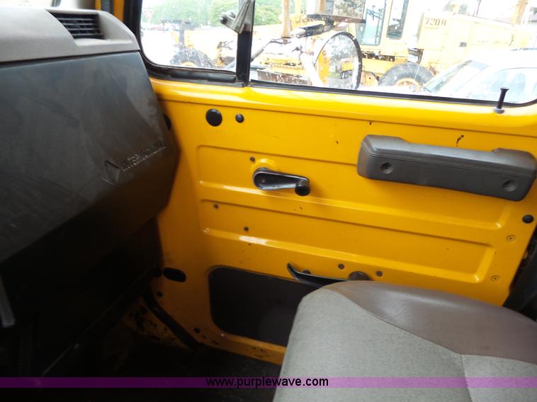 image for item L6074 2000 International F4900 dump truck