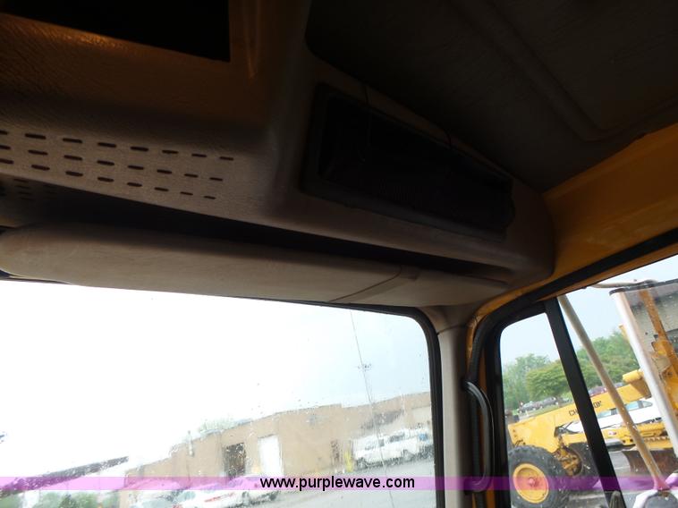 image for item L6074 2000 International F4900 dump truck