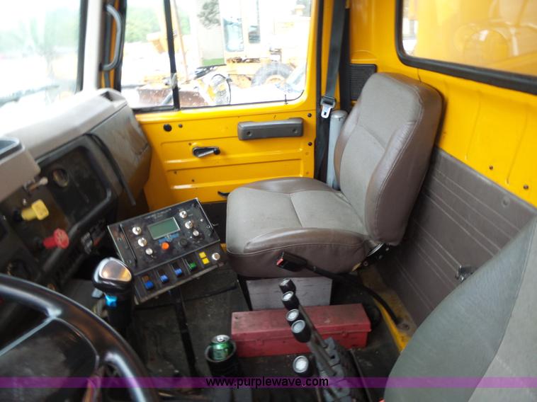 image for item L6074 2000 International F4900 dump truck