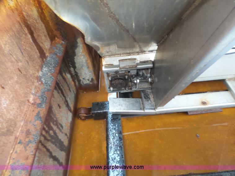 image for item L6074 2000 International F4900 dump truck