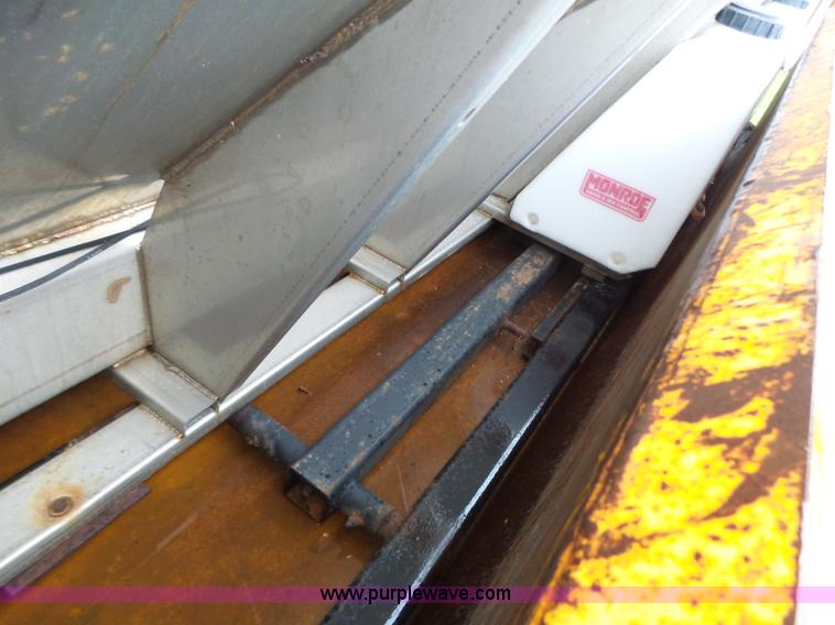 image for item L6074 2000 International F4900 dump truck