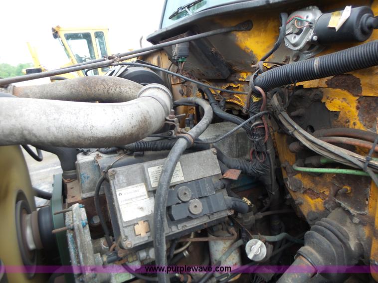 image for item L6074 2000 International F4900 dump truck