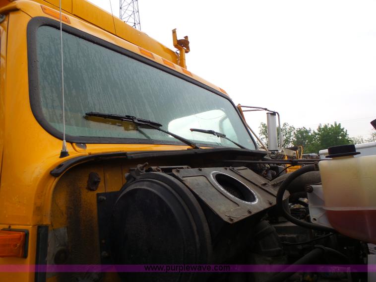 image for item L6074 2000 International F4900 dump truck