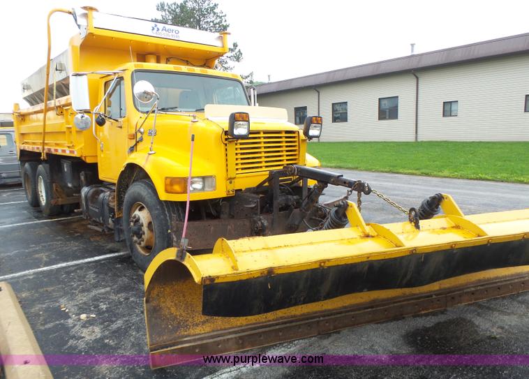 image for item L6076 1999 International 4900 dump truck
