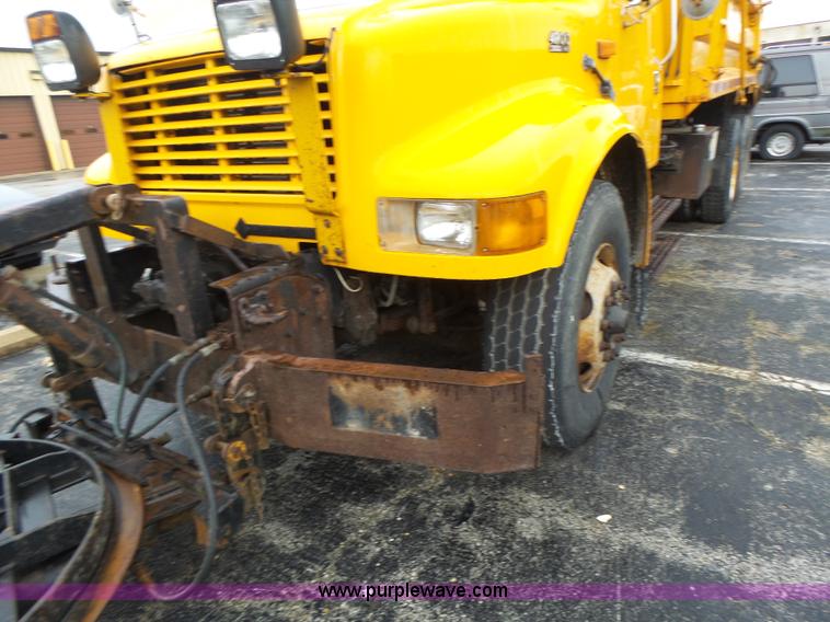 image for item L6076 1999 International 4900 dump truck