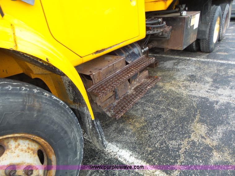 image for item L6076 1999 International 4900 dump truck