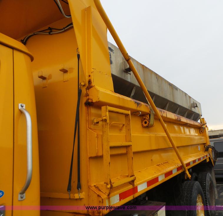 image for item L6076 1999 International 4900 dump truck