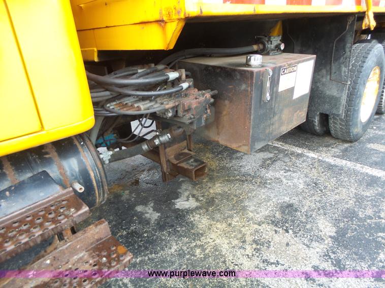 image for item L6076 1999 International 4900 dump truck