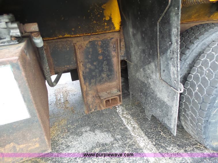 image for item L6076 1999 International 4900 dump truck