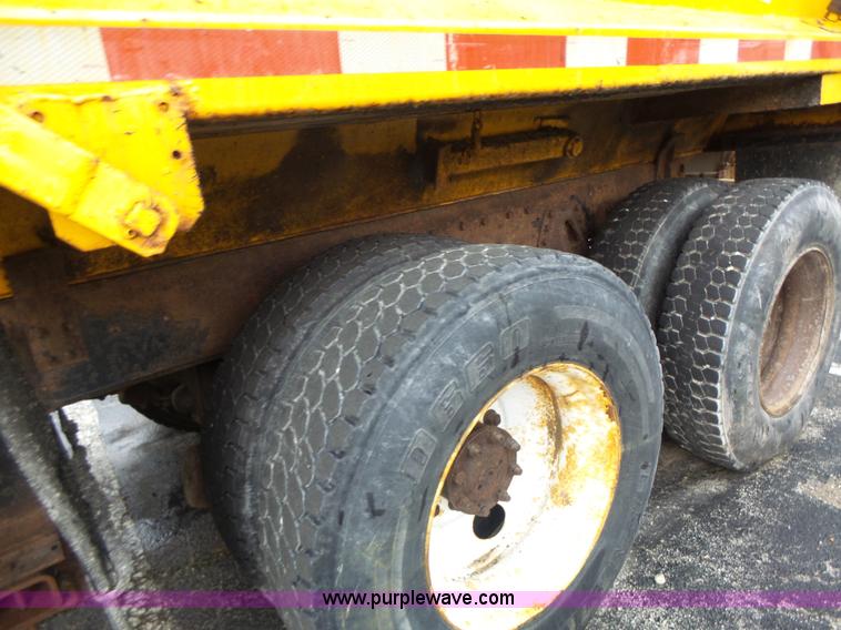 image for item L6076 1999 International 4900 dump truck