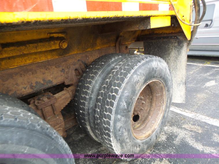 image for item L6076 1999 International 4900 dump truck