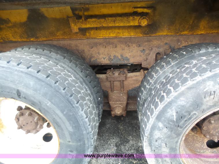 image for item L6076 1999 International 4900 dump truck