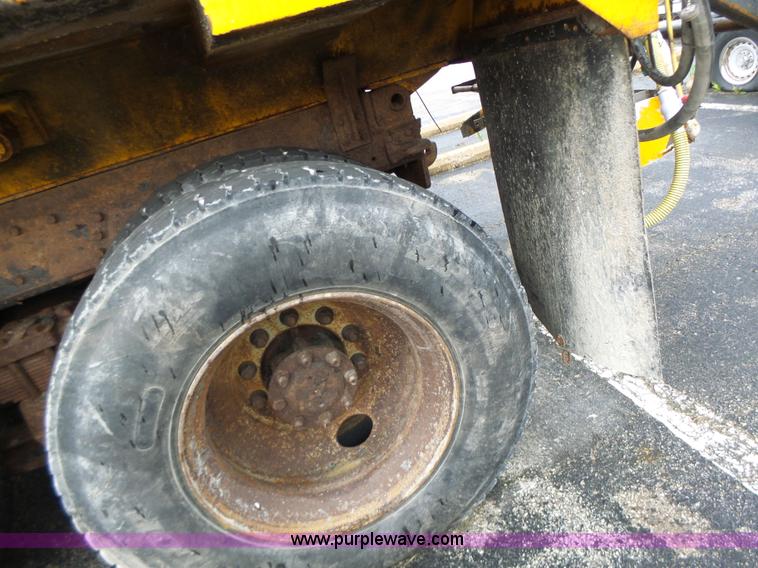 image for item L6076 1999 International 4900 dump truck