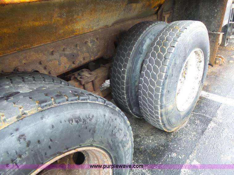 image for item L6076 1999 International 4900 dump truck