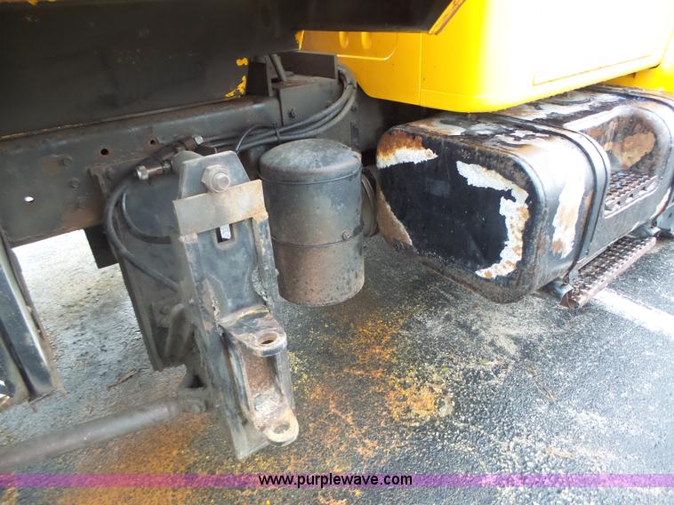 image for item L6076 1999 International 4900 dump truck