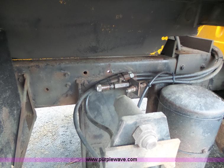 image for item L6076 1999 International 4900 dump truck