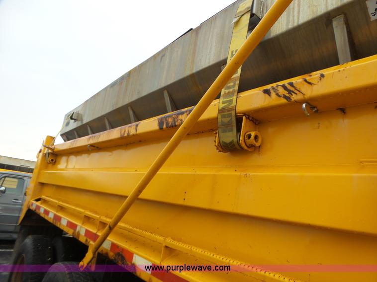 image for item L6076 1999 International 4900 dump truck