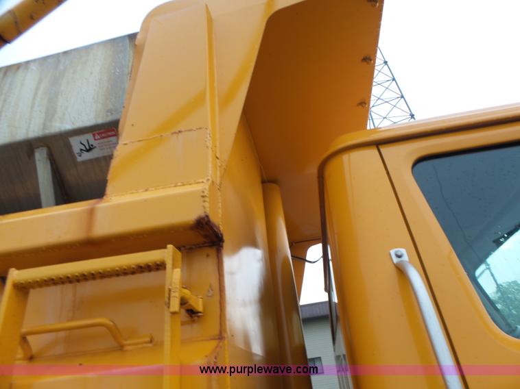 image for item L6076 1999 International 4900 dump truck