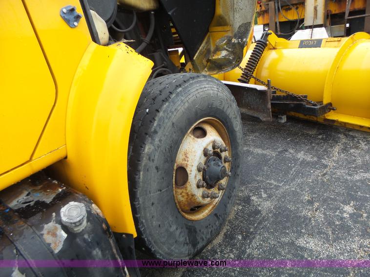 image for item L6076 1999 International 4900 dump truck