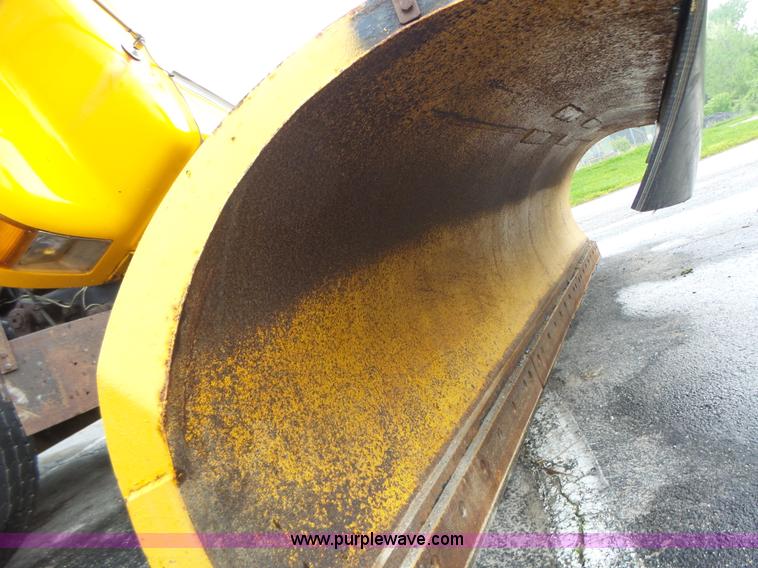 image for item L6076 1999 International 4900 dump truck