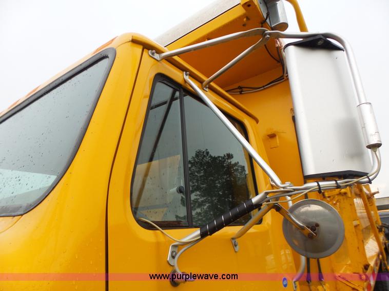 image for item L6076 1999 International 4900 dump truck