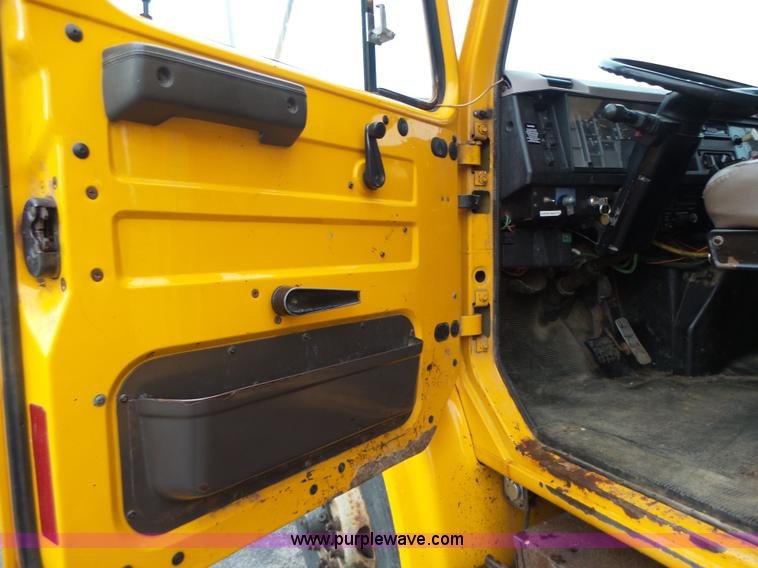image for item L6076 1999 International 4900 dump truck