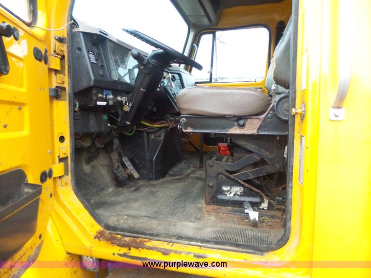 image for item L6076 1999 International 4900 dump truck