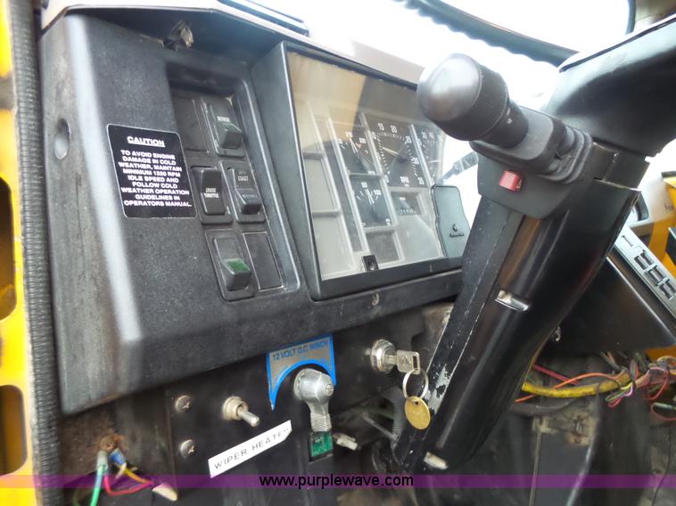 image for item L6076 1999 International 4900 dump truck