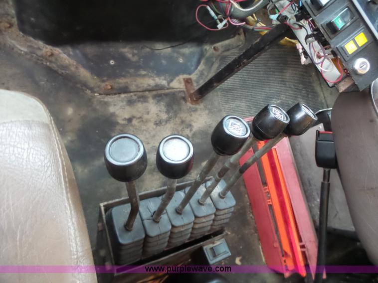 image for item L6076 1999 International 4900 dump truck