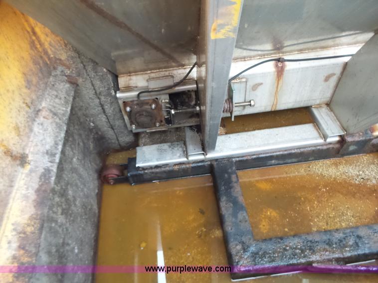 image for item L6076 1999 International 4900 dump truck