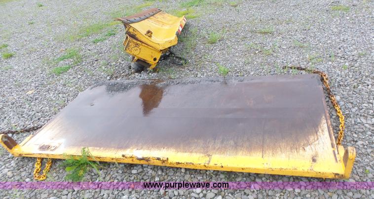 image for item L6076 1999 International 4900 dump truck