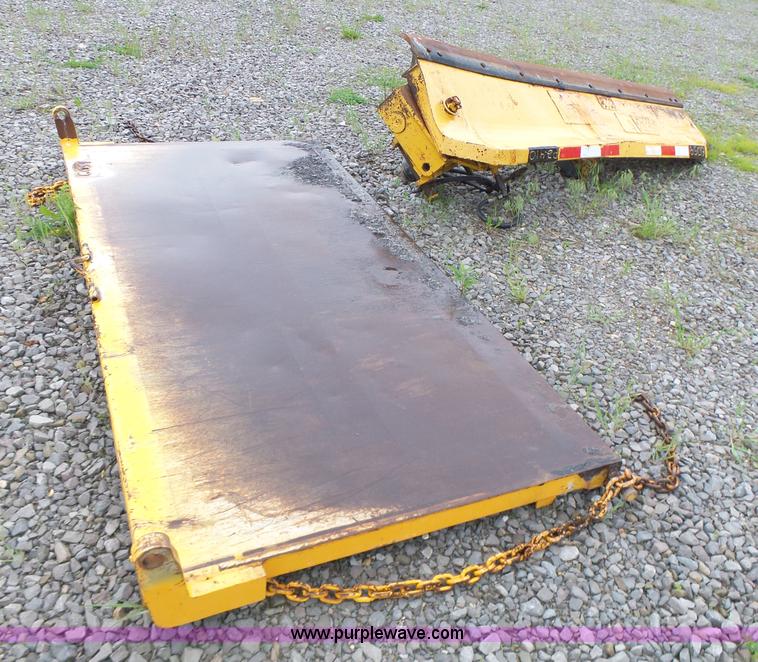 image for item L6076 1999 International 4900 dump truck