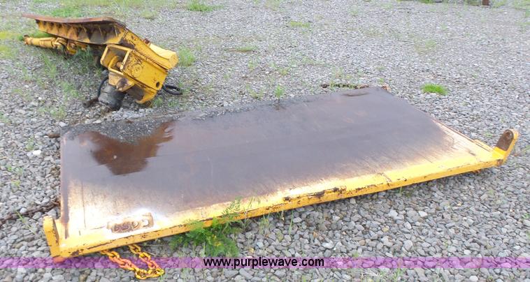 image for item L6076 1999 International 4900 dump truck