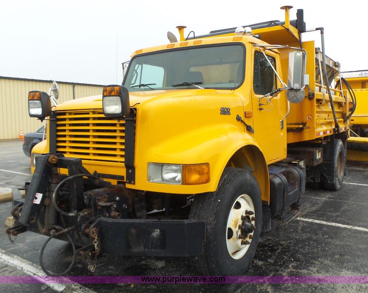 image for item L6077 2002 International 4900 dump truck