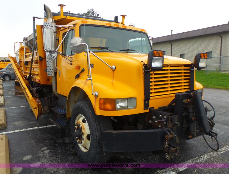 image for item L6077 2002 International 4900 dump truck