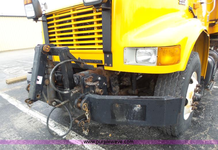 image for item L6077 2002 International 4900 dump truck