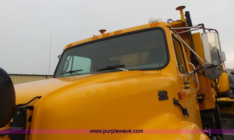 image for item L6077 2002 International 4900 dump truck