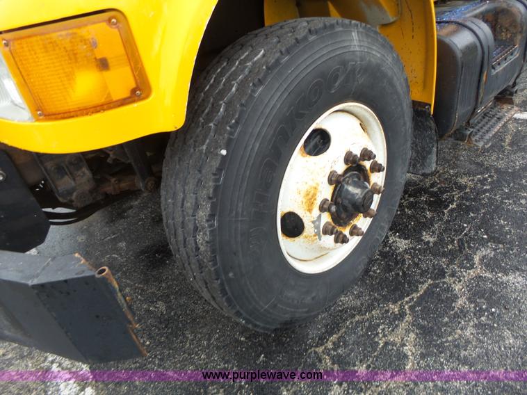 image for item L6077 2002 International 4900 dump truck