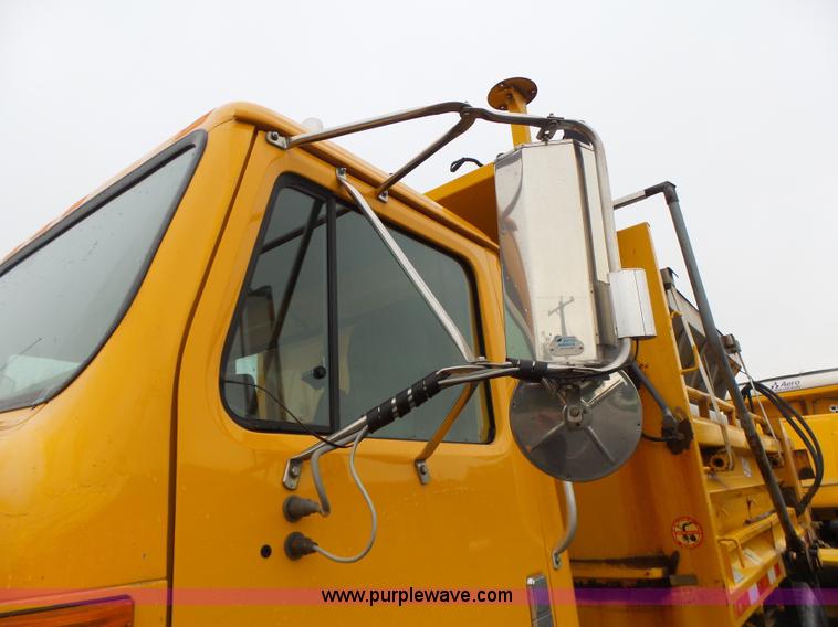 image for item L6077 2002 International 4900 dump truck