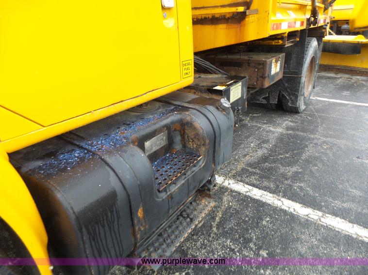 image for item L6077 2002 International 4900 dump truck