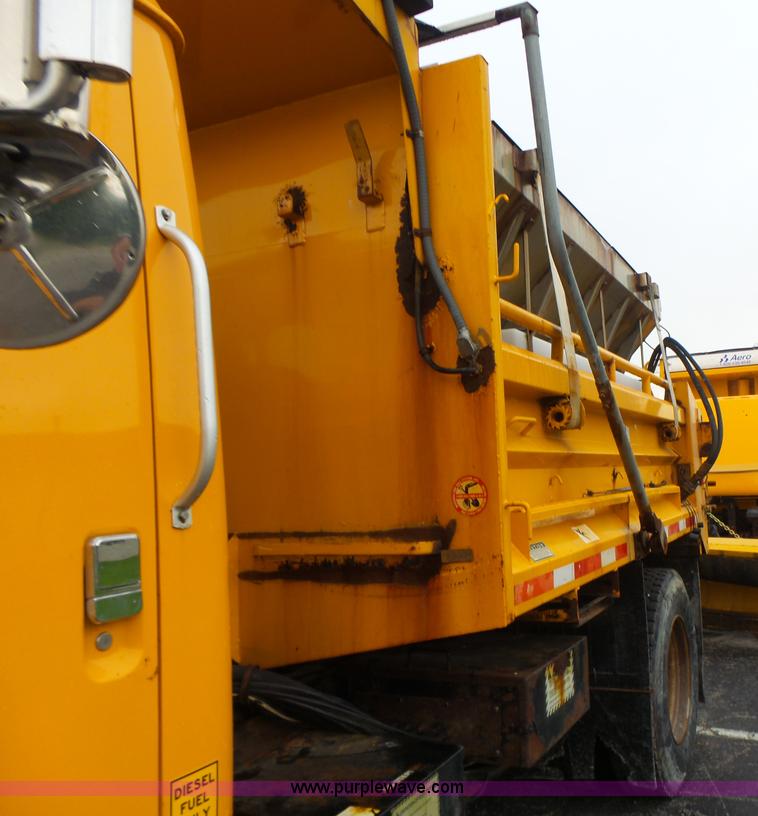 image for item L6077 2002 International 4900 dump truck