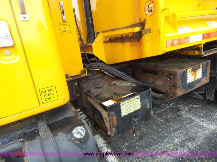 image for item L6077 2002 International 4900 dump truck