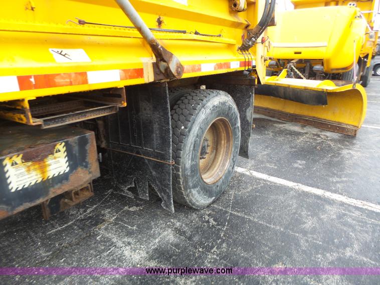 image for item L6077 2002 International 4900 dump truck