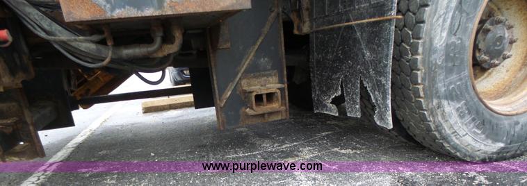 image for item L6077 2002 International 4900 dump truck