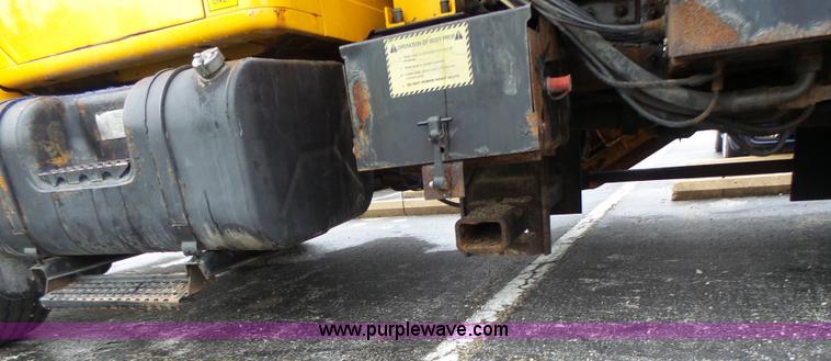 image for item L6077 2002 International 4900 dump truck