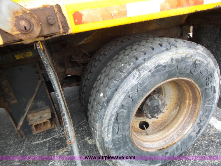 image for item L6077 2002 International 4900 dump truck