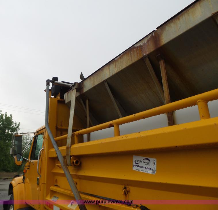 image for item L6077 2002 International 4900 dump truck