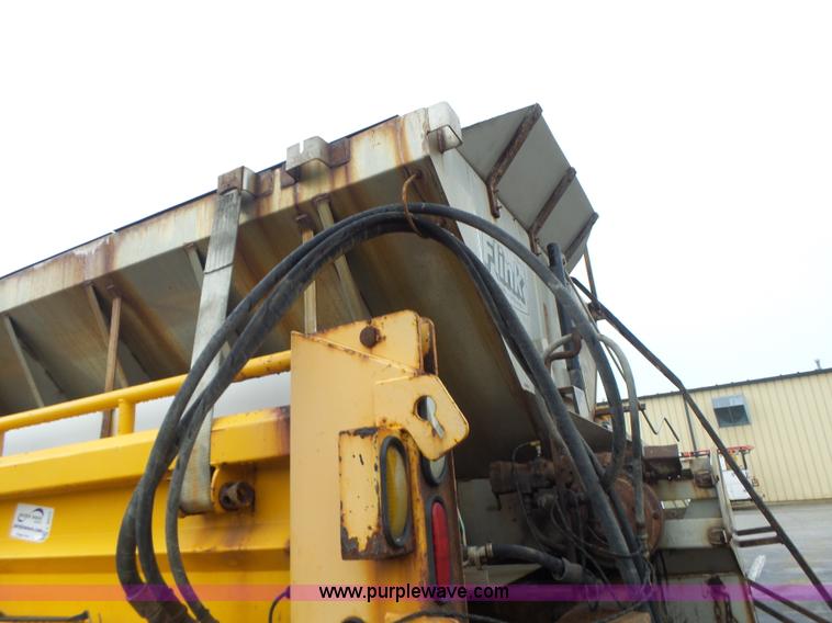 image for item L6077 2002 International 4900 dump truck